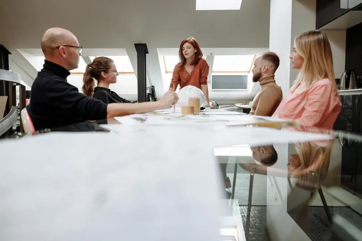 Personnes assises autour d’une table, en réunion.