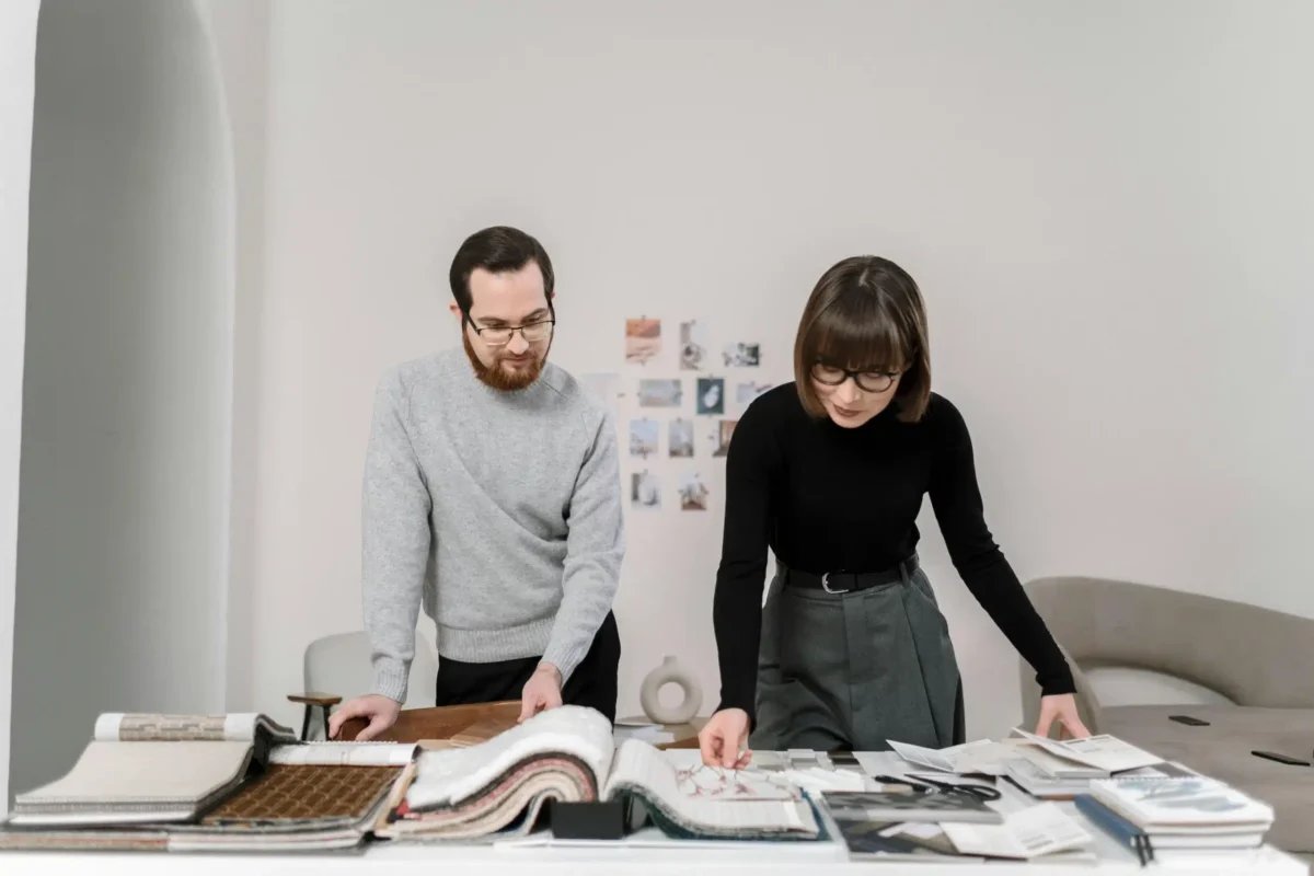 Un homme et une femme examinant des tissus.