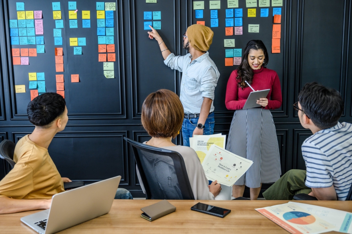 A large team brainstorming in a meeting room.